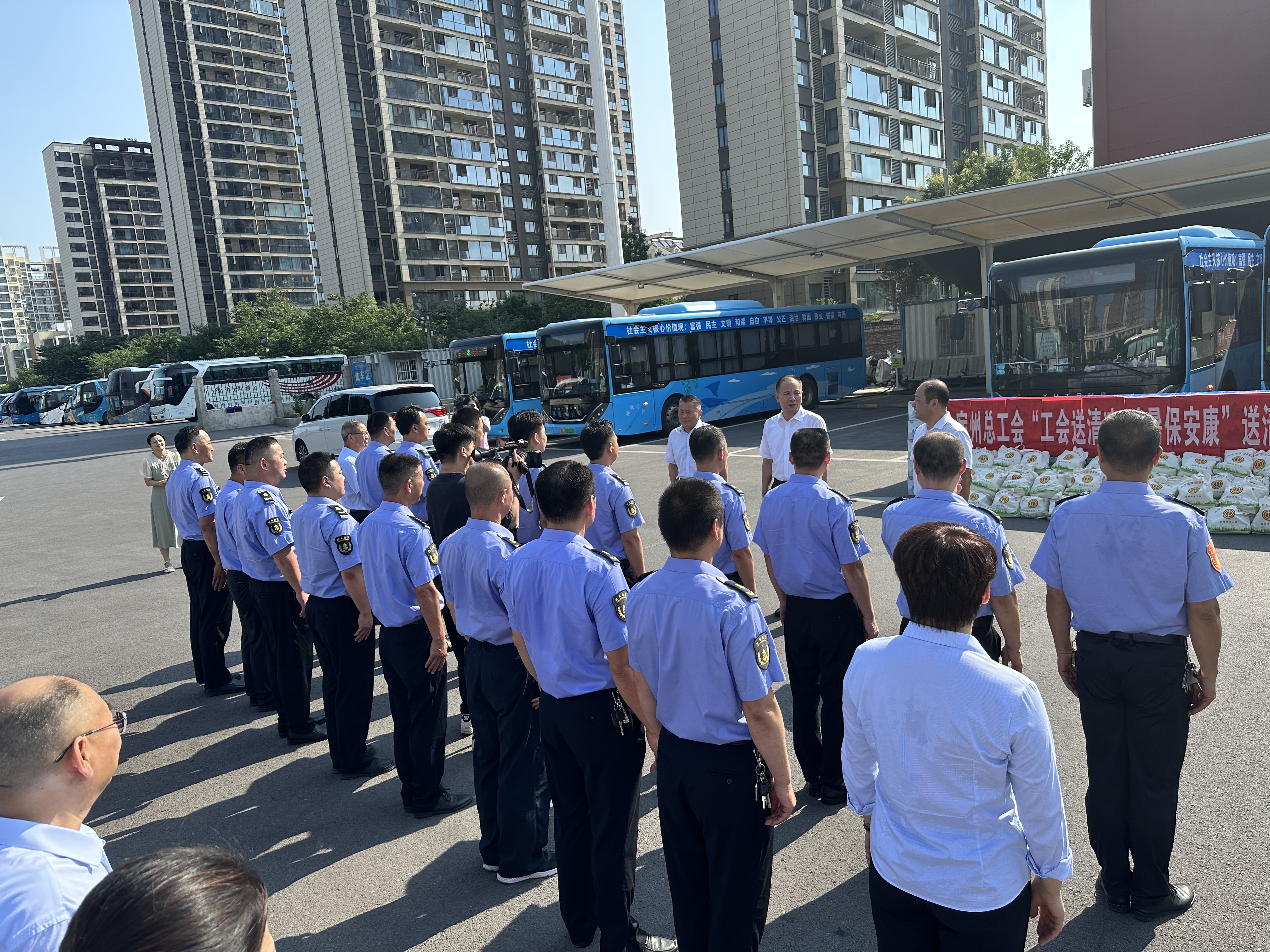 杨永春副市长慰问宿汽集团干部职工