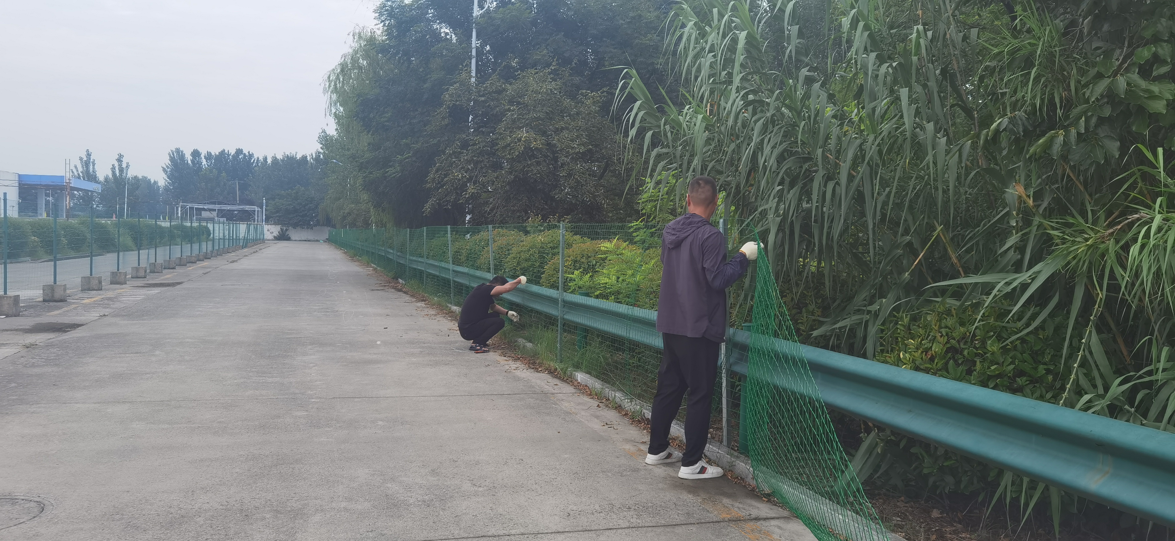 河岸设置防护网 筑起安全防护线